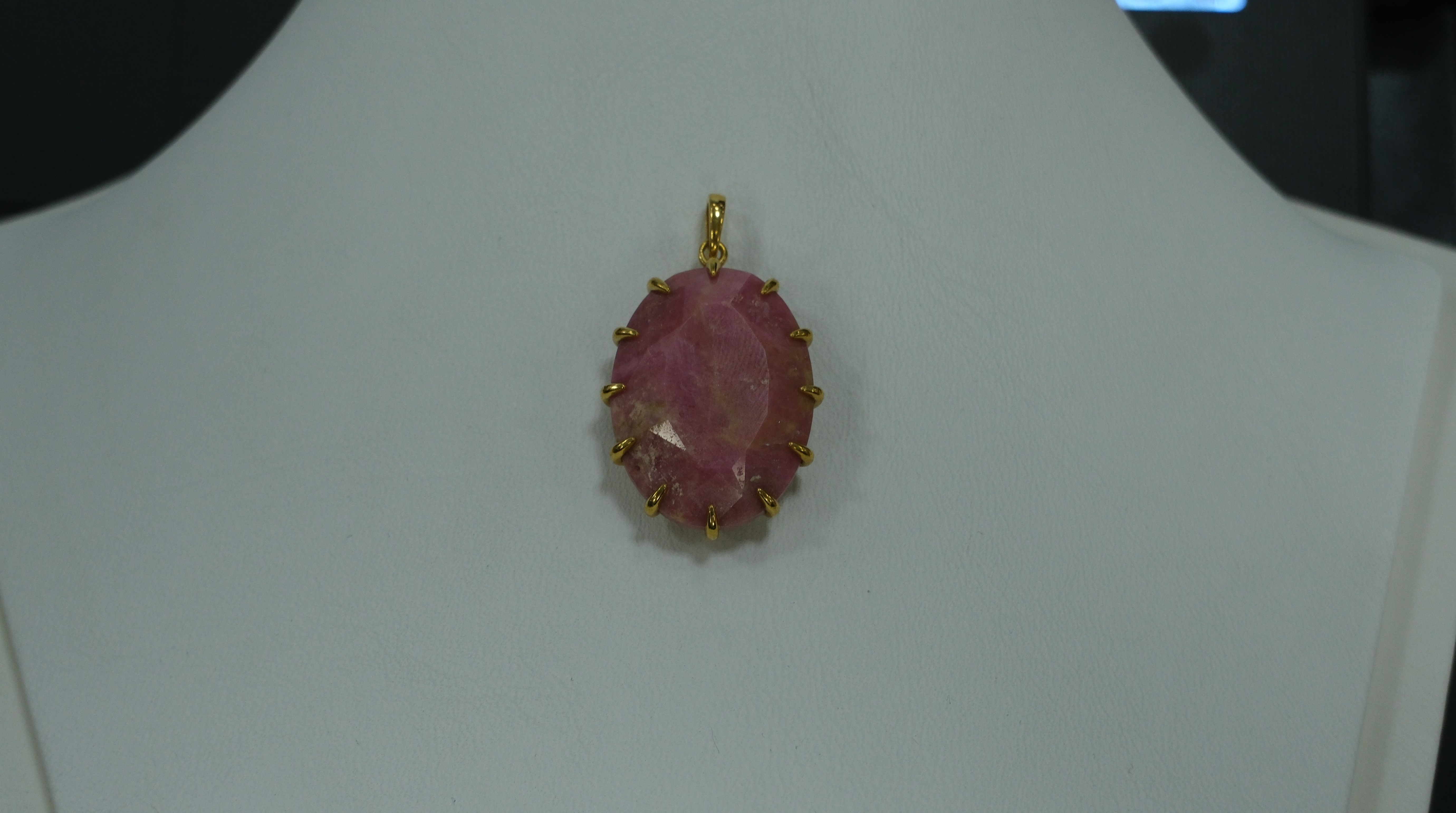 Серебряная подвеска с родонитом